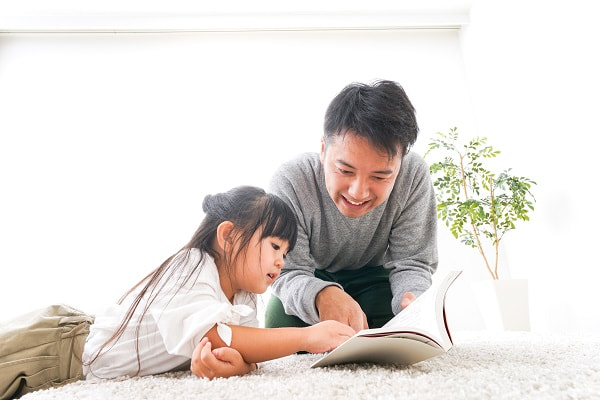 絵本の読み聞かせをする保育士