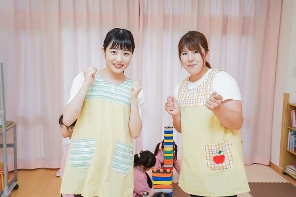 ガッツポーズする保育士