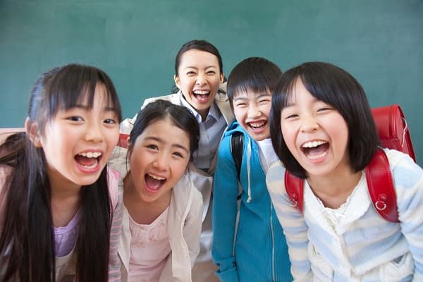 笑顔の先生と小学生