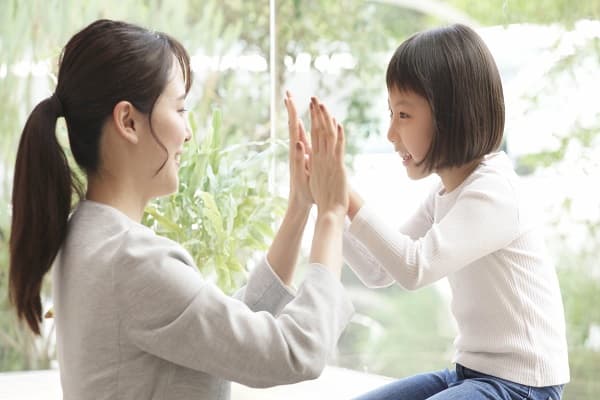 ハイタッチする大人と子供