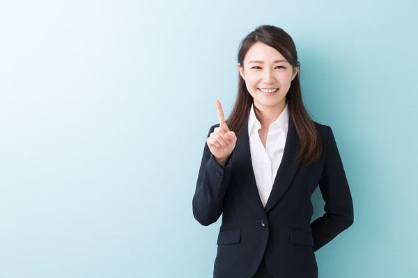 スーツの女性