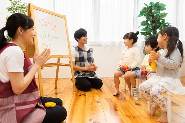 保育園で英語を楽しもう 歌やゲーム 遊び方のアイデア紹介 保育士求人なら 保育士バンク 保育園で英語を楽しもう 歌やゲーム 遊び方のアイデア紹介 保育士求人なら 保育士バンク