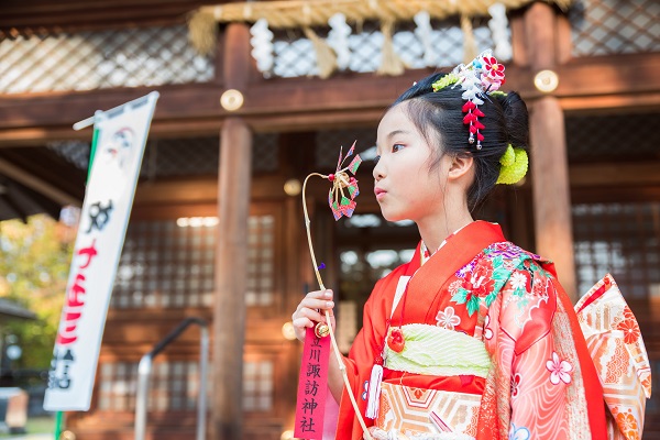 七五三を祝う女児