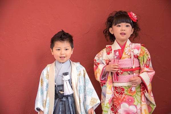 七五三の男児と女児