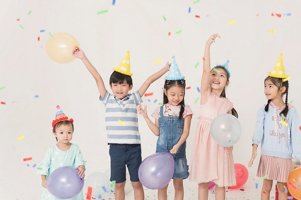 パーティーをする子ども