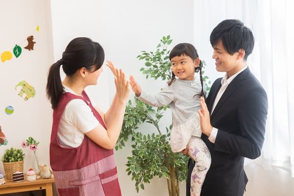 保育士と保護者