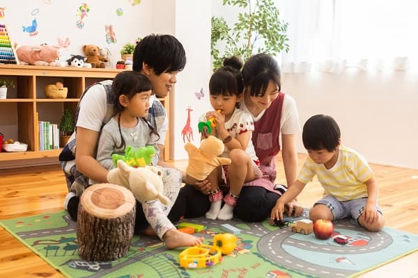 遊ぶ子供と保育士