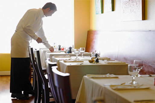 ウェイターの仕事内容と求人情報をご紹介 やりがい 必要な資格 スキル キャリアステップについて ホテル 宿泊業界情報コラム おもてなしhr