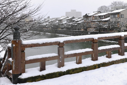 石川県の街に降る雪
