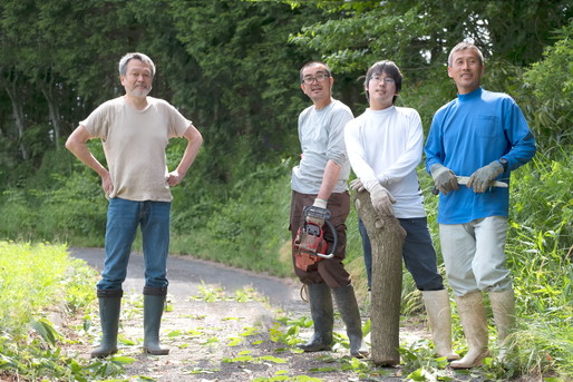 農作業する男性たち