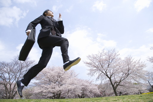 未来に向かってジャンプする新入社員