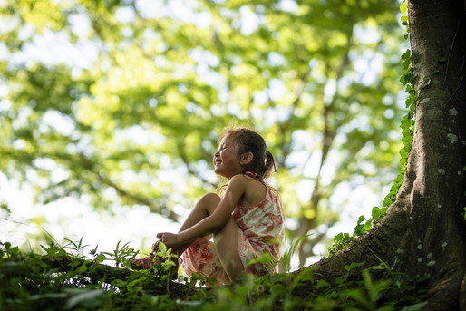 公園で遊ぶ女の子