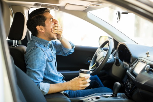 運転中にあくびが出る男性