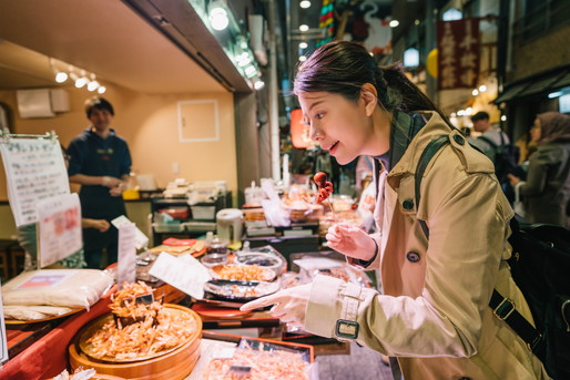 食べ歩きを楽しむ外国人