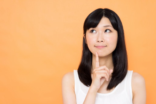 考える女性