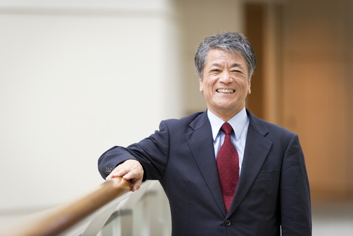 頼りになりそうな年配男性ビジネスマンは笑顔です