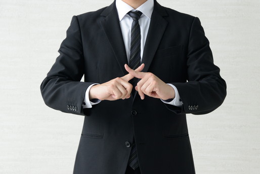 ノーを突き付ける男性