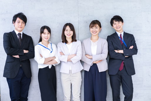 笑顔で並ぶ男女