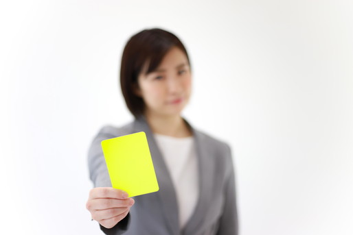 イエローカードを差し出す女性