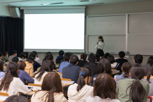 保育士のキャリアアップ研修制度とは。受講条件や処遇改善とその実態