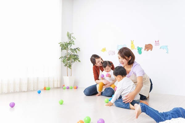 保育士のサポート役!子育て支援員とは?資格の取り方、研修、働き方