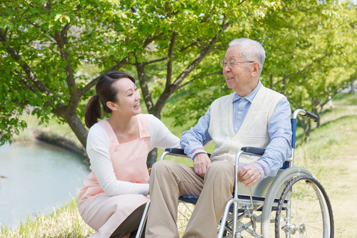保育士と介護福祉士の資格は両方とるべき?資格取得の優遇制度や共通点、違いを解説