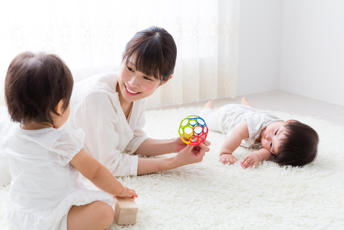 チャイルドマインダーの資格とは? 保育士との違いやメリットについて