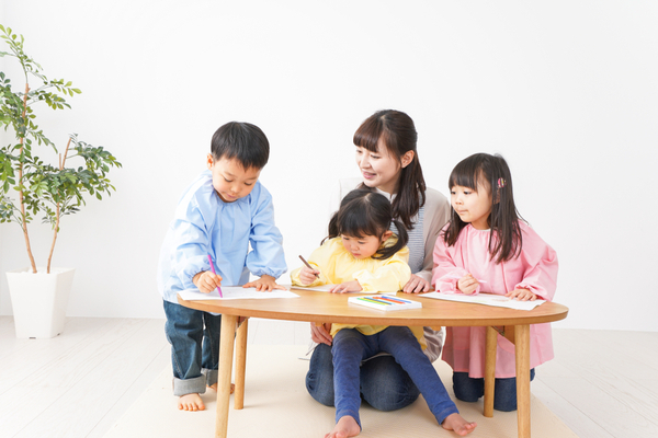 チャイルドマインダーの資格をいかした仕事とは。仕事内容や収入について