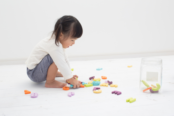 1歳児の室内遊び。保育で役立つゲームや運動遊びのアイディア