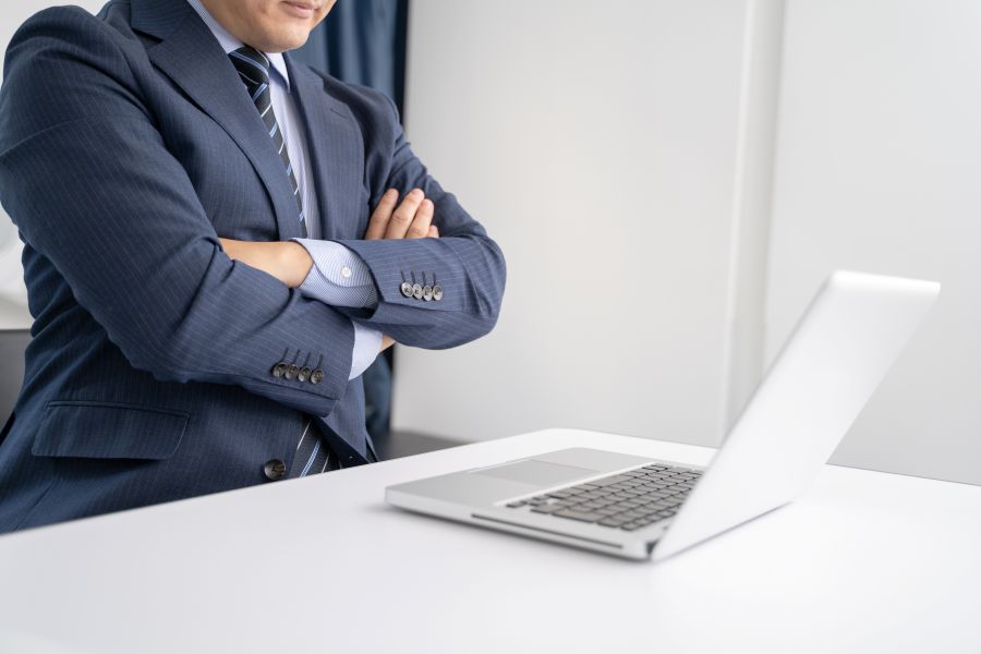 働かないおじさんとは？特徴と原因、組織がとるべき対策を解説 | オンライン研修・人材育成 - Schoo（スクー）法人・企業向けサービス