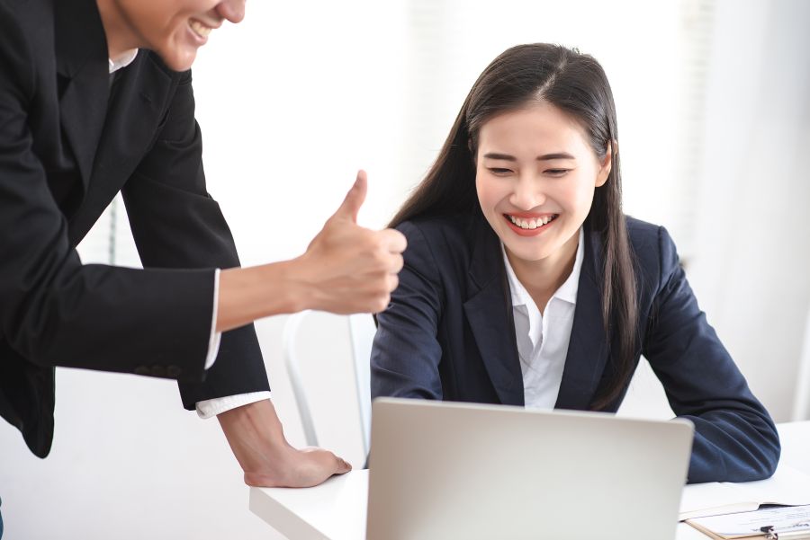 褒め合う文化は大切？企業でのメリットや醸成するためのポイントを解説 | オンライン研修・人材育成 - Schoo（スクー）法人・企業向けサービス