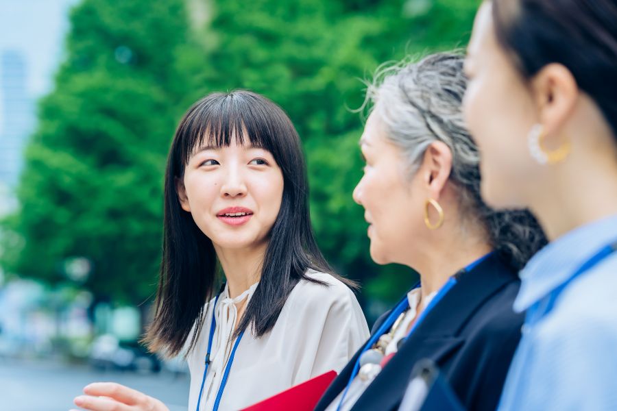 ジェネレーションギャップとは？【具体例あり】原因と解決策を解説 | オンライン研修・人材育成 - Schoo（スクー）法人・企業向けサービス