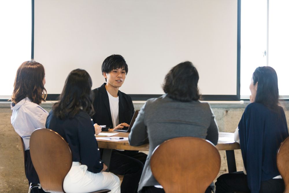 社内勉強会のポイントを解説！メリット・デメリットや進め方も | オンライン研修・人材育成 - Schoo（スクー）法人・企業向けサービス