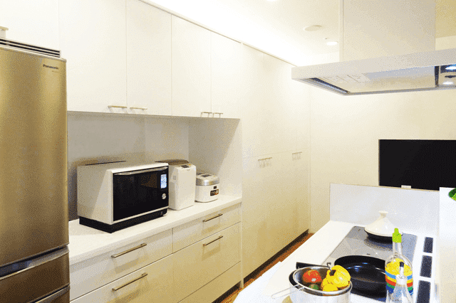 キッチン背面・壁面収納リフォームの費用&ポイント!DIYする場合の方法もご紹介