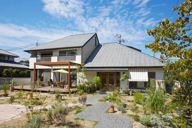 人気の屋根瓦・屋根材の色は?塗装する色によって室内の温度や遮熱効果の違いも!