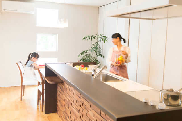 アイランドキッチン カウンター のおしゃれなレイアウト リフォーム費用の一括見積り リショップナビ