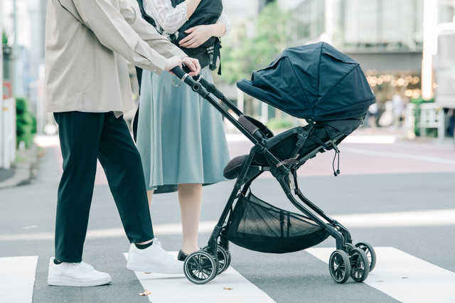 ベビーカーを押して歩く夫婦