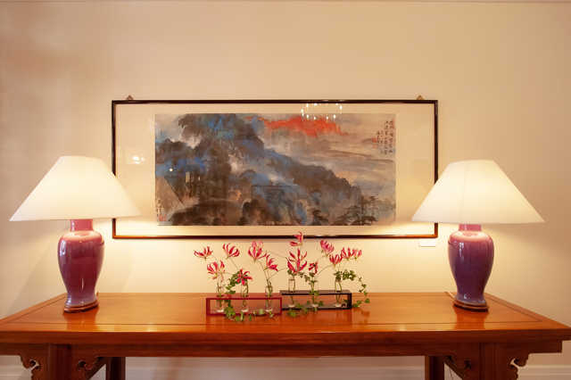 美術館にありそうな絵画と植物