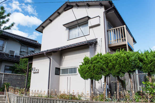 白い外壁の戸建て
