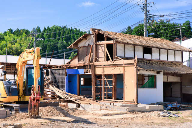 解体中の木造住宅