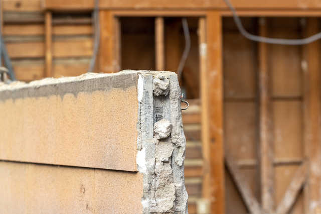 解体されている建材