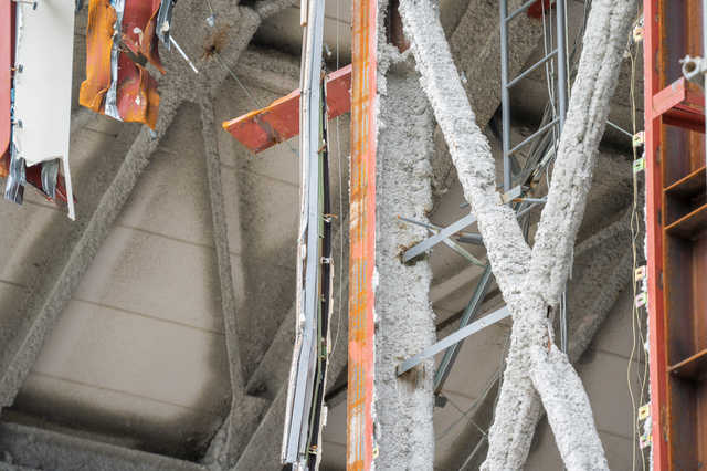 アスベストを使用した建物の解体現場