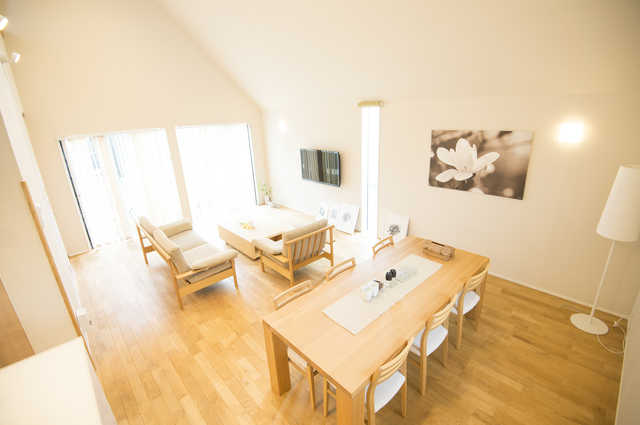 リビングを広く見せるレイアウト術|事例やリフォームでのコツも紹介