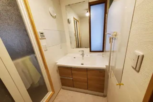 リフォームらいと株式会社 施工事例/タカラスタンダードの洗面台(扉：ブラウン)に交換した洗面所