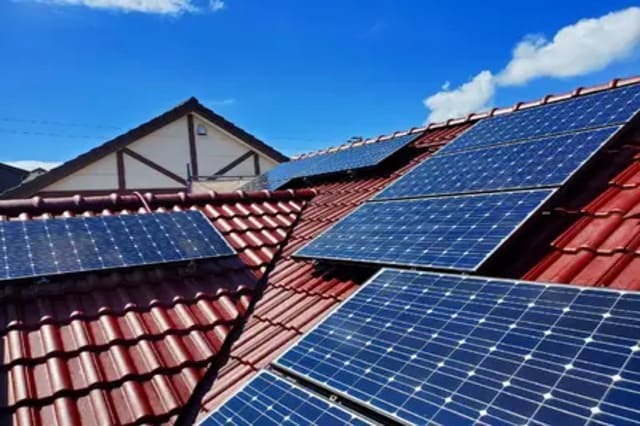 リフォームらいと株式会社 施工事例/青空と太陽光パネルが付いた赤いレンガ屋根