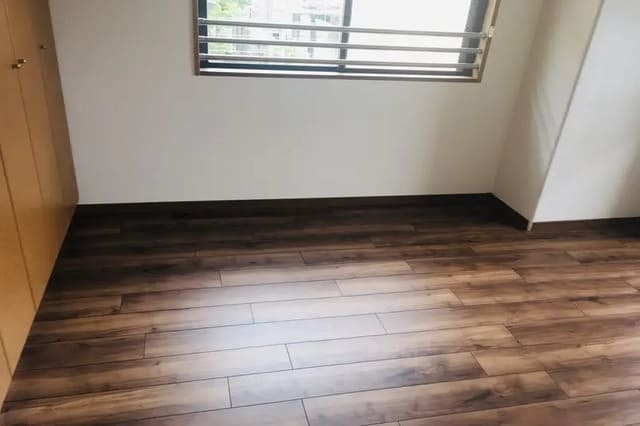 山本工務店 施工事例/ブラウンのフローリングに張り替えた洋室