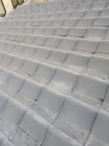 山本工務店 施工事例/新たに交換した黒い瓦屋根