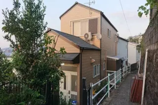 山本工務店 施工事例/新たに外壁塗装された戸建て(ベージュ)