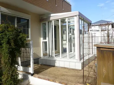 白色で統一したサンルームの施工事例