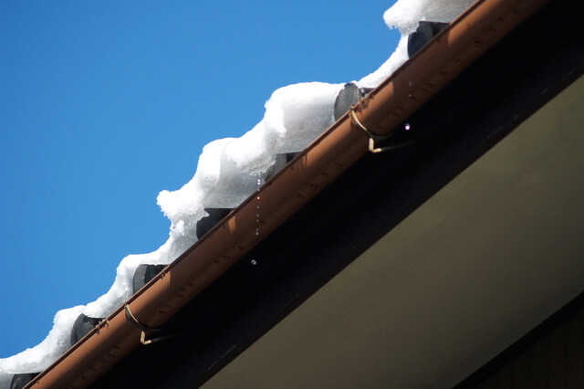 屋根の雪対策で 雪下ろしの負担軽減 雪止め 無落雪屋根 融雪の費用 効果を比較 リフォーム費用の一括見積り リショップナビ